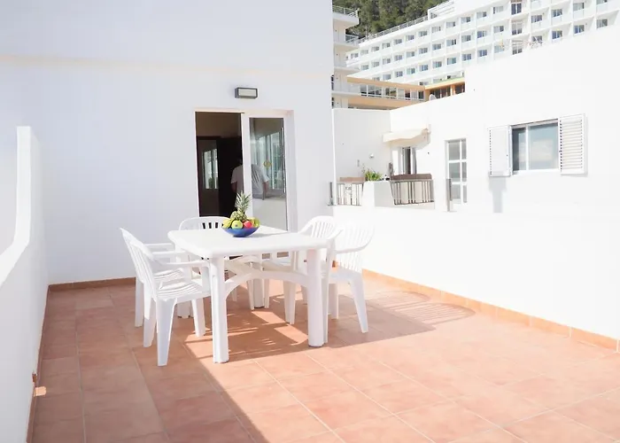 Apartamentos Cala Llonga