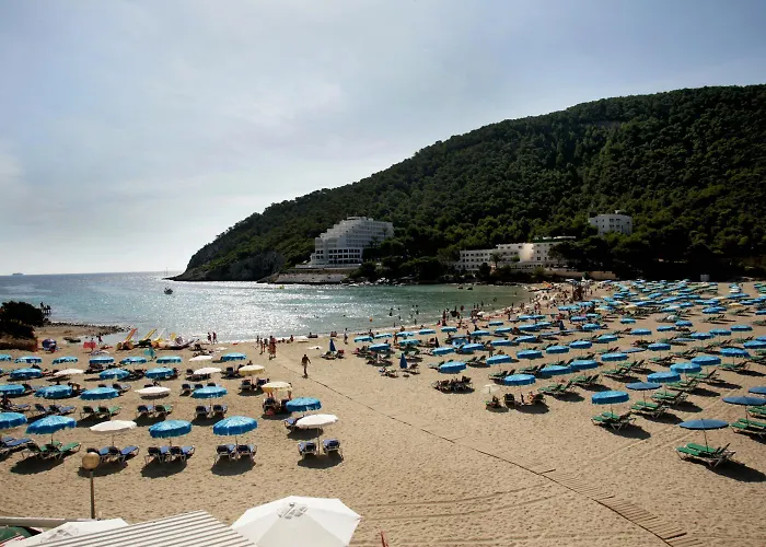 Apartamentos Cala Llonga